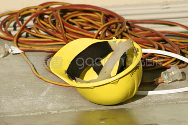 安全帽與電工器材 構(gòu)筑電氣作業(yè)的雙重防線